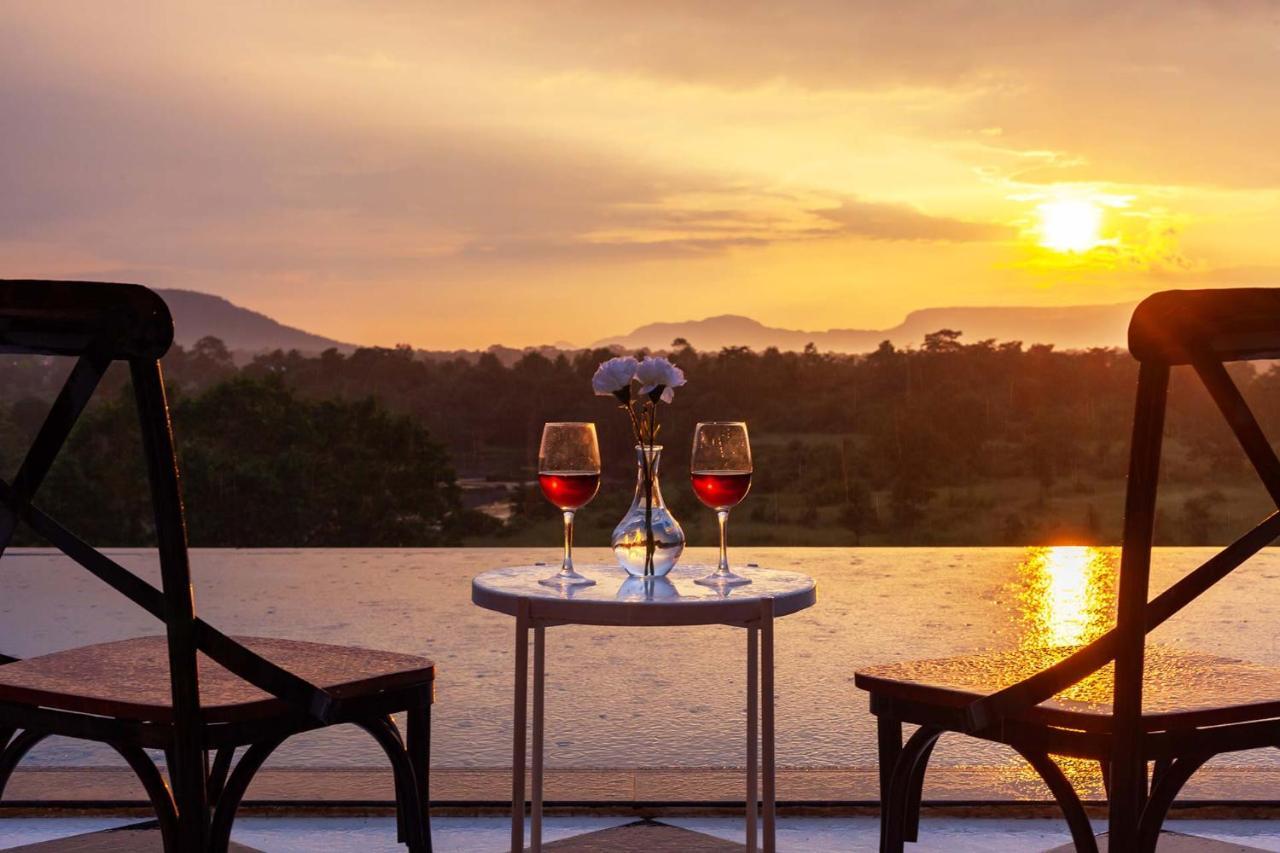 Stayvista'S Vine & Splash - Riverside Villa With An Infinity Pool And Indoor Games Karjat Esterno foto