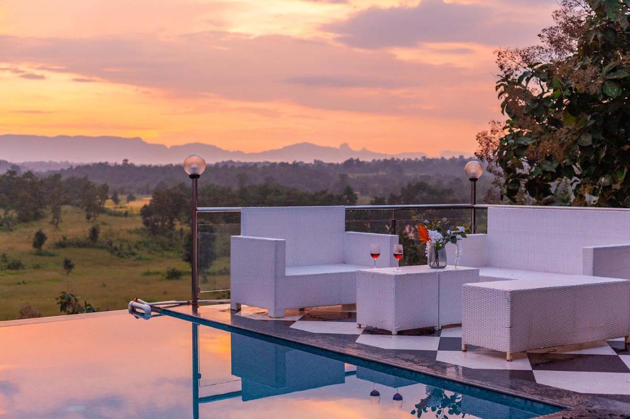 Stayvista'S Vine & Splash - Riverside Villa With An Infinity Pool And Indoor Games Karjat Esterno foto