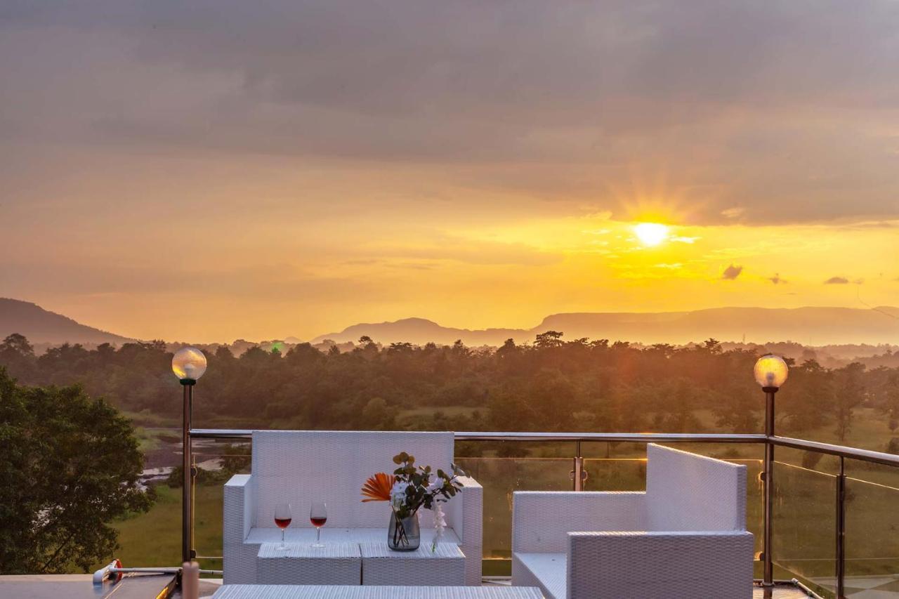 Stayvista'S Vine & Splash - Riverside Villa With An Infinity Pool And Indoor Games Karjat Esterno foto