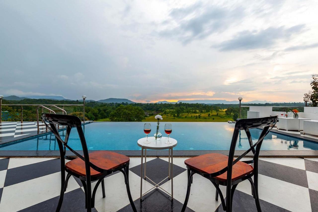 Stayvista'S Vine & Splash - Riverside Villa With An Infinity Pool And Indoor Games Karjat Esterno foto