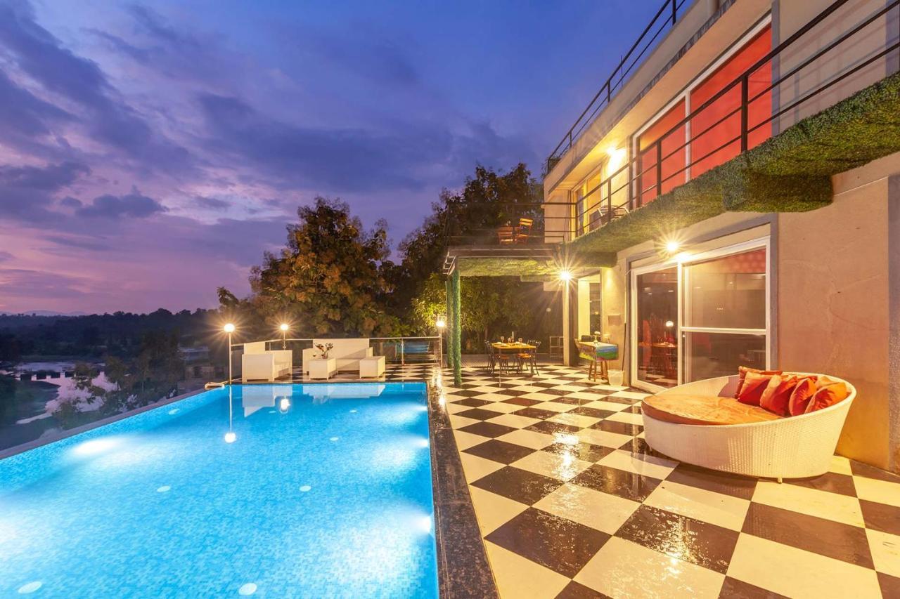 Stayvista'S Vine & Splash - Riverside Villa With An Infinity Pool And Indoor Games Karjat Esterno foto
