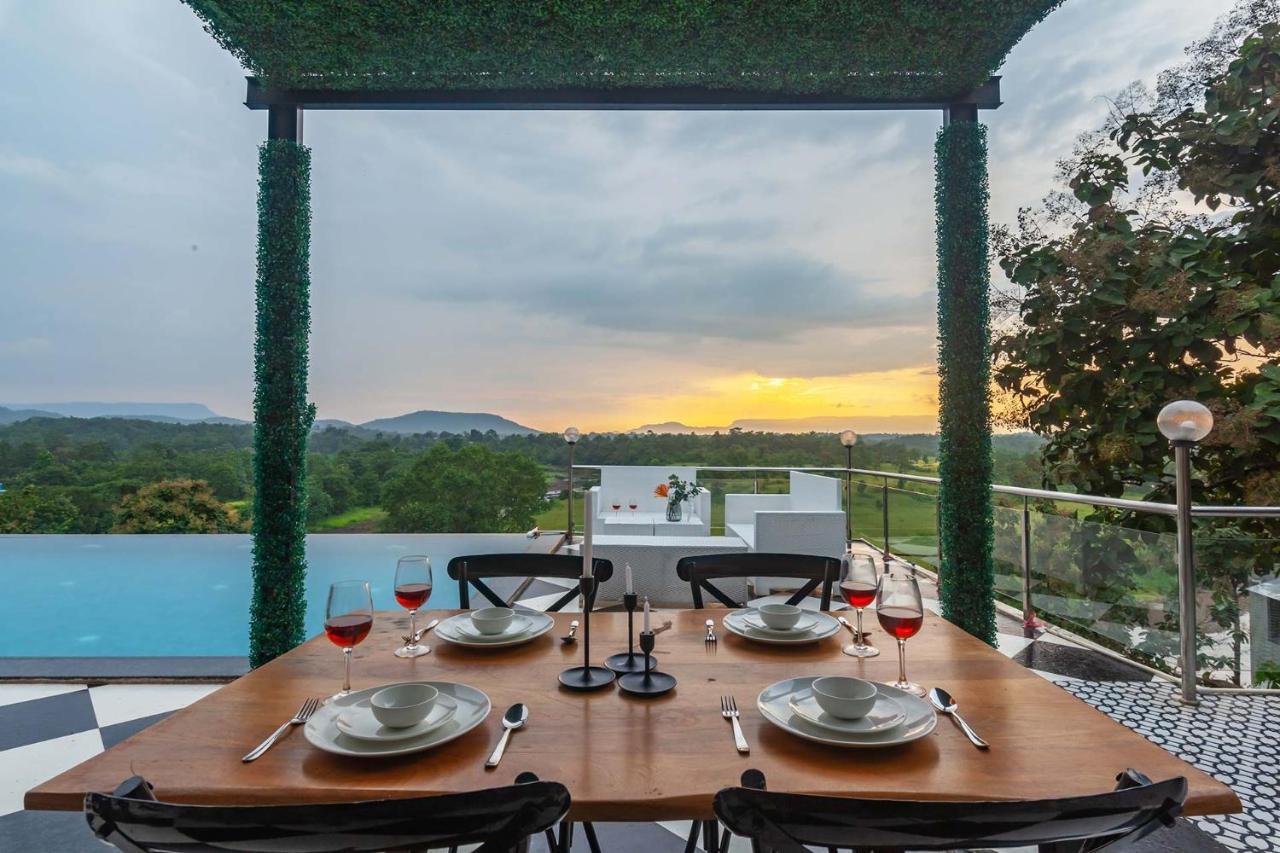 Stayvista'S Vine & Splash - Riverside Villa With An Infinity Pool And Indoor Games Karjat Esterno foto