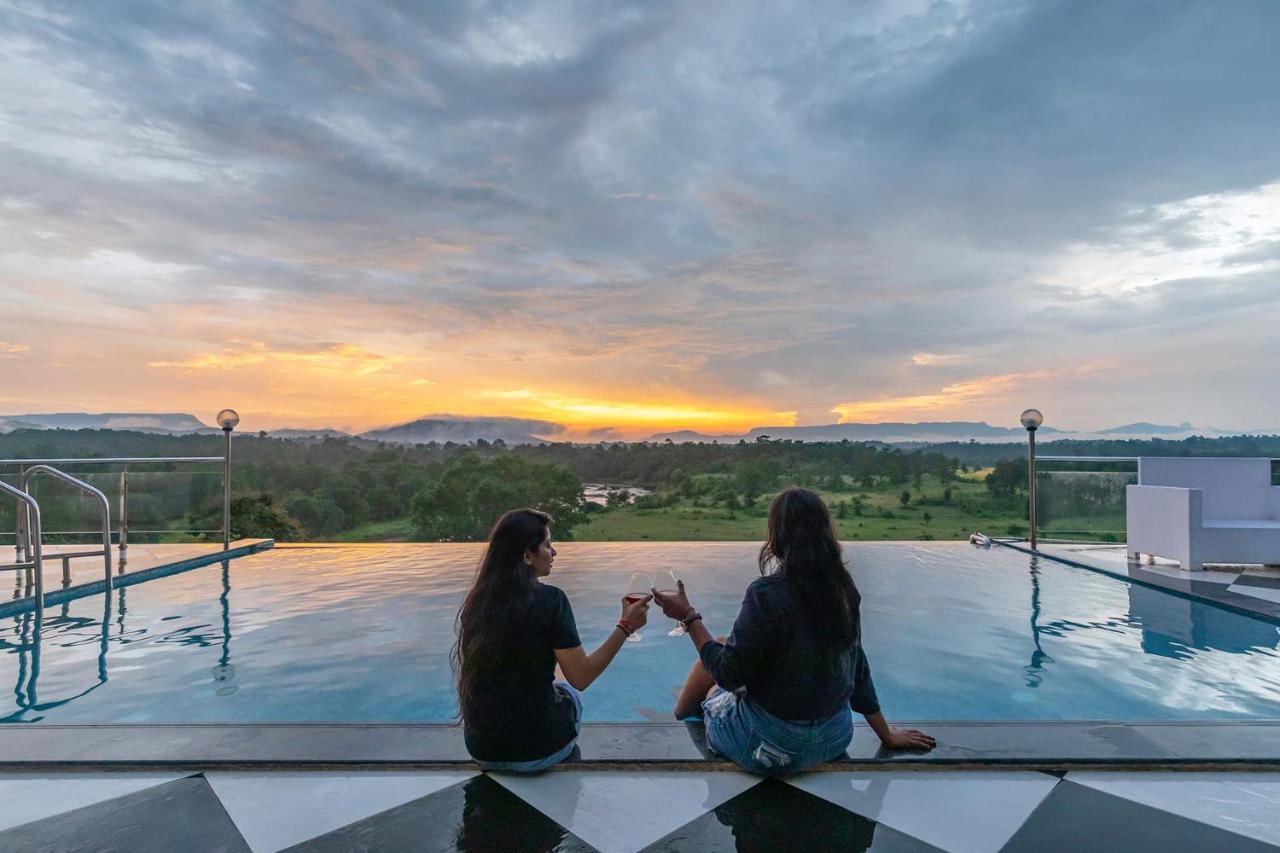 Stayvista'S Vine & Splash - Riverside Villa With An Infinity Pool And Indoor Games Karjat Esterno foto